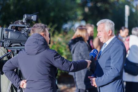 Predaja dobrodelne lesene jelke. Foto: Jaka Ivančič.  